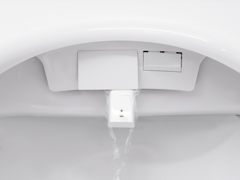 Self-cleaning nozzle